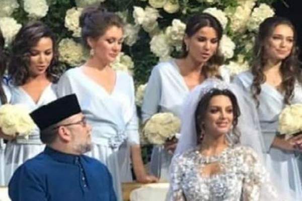 ملكة جمال روسيا تنفي طلاقها من ملك ماليزيا ..  وهذا ما كشفه محامي الزوج!