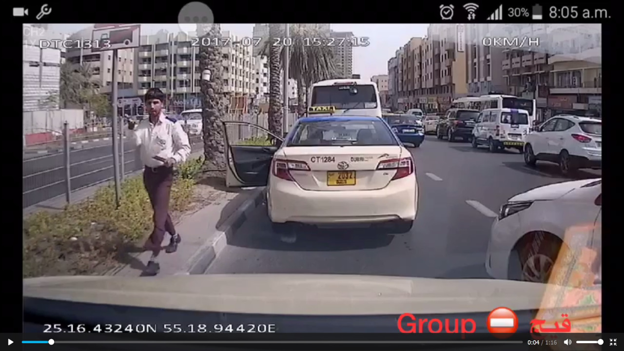 طرق دبي تنهي خدمات سائق تعمد صدم سيارة