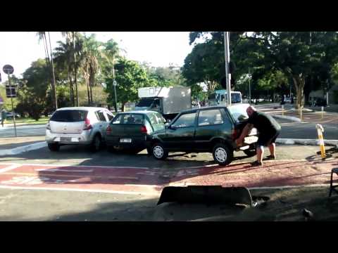 "أقوى رجل في البرازيل" يرفع سيارة أعاقت طريقه  ..  فيديو
