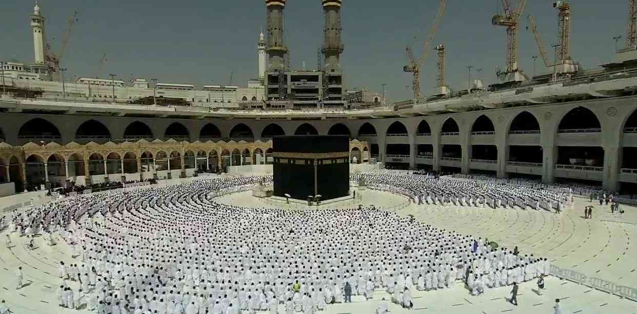 بالفيديو  ..  أول صلاة جمعة في المسجد الحرام بعد إلغاء التباعد