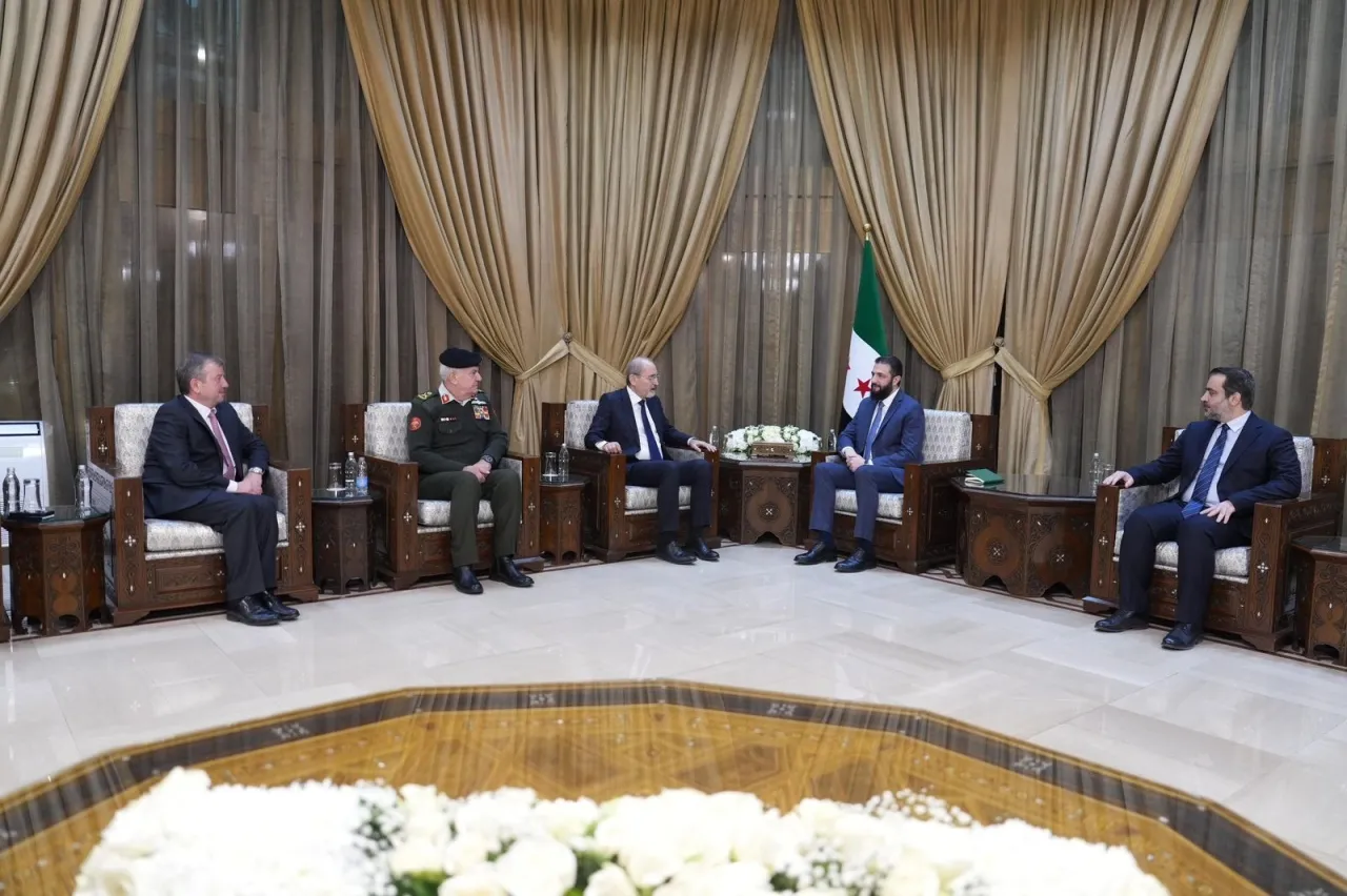 بيان أردني سوري يؤكد تعزيز التعاون الأمني والدفاعي ومكافحة الإرهاب وتهريب المخدرات