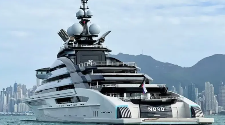 سر يخت فاخر عبر مضيق هرمز ..  يملكه روسي مصنف بين الأغنى عالمياً