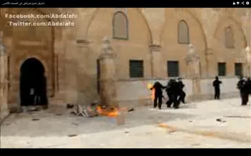 بالفيديو ..  النار تشتعل في جندي إسرائيلي في باحة الأقصى