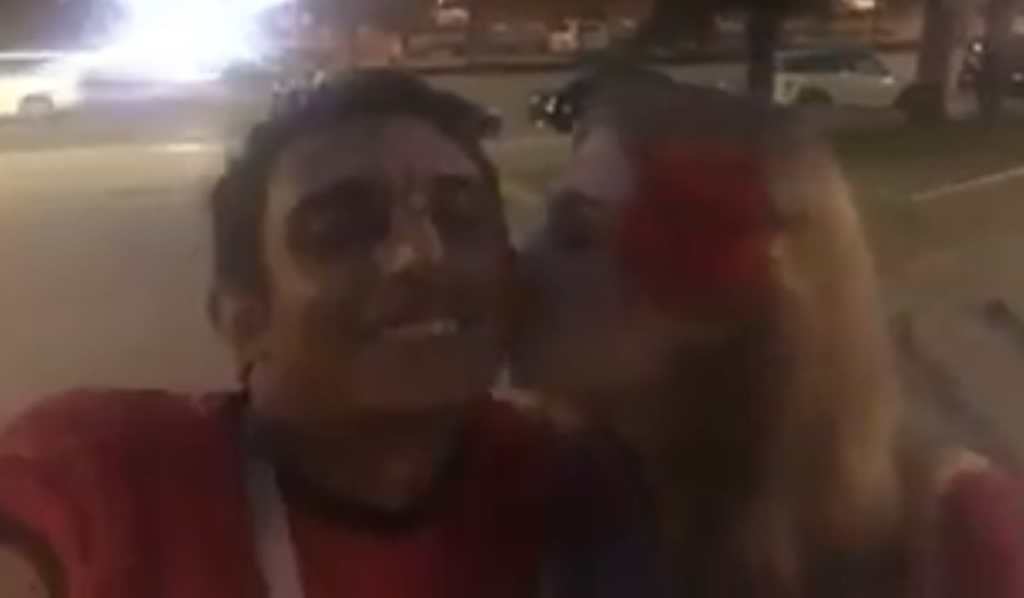 بالفيديو  ..  مصري في المونديال يتزوج روسيّة وخاطب أصدقاءه: “ارجعوا لمصر واشبعوا بيها”
