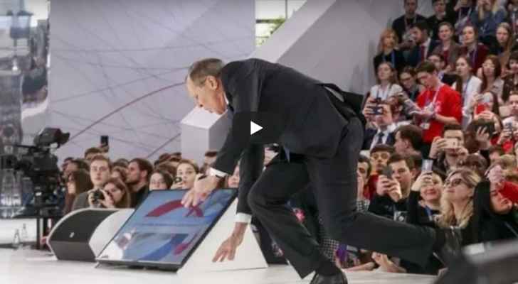 بالفيديو  ..  وزير الخارجية الروسي يسقط على المسرح اثناء افتتاح مؤتمر في موسكو