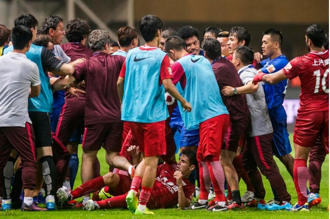 بالفيديو ..  لاعب يتسبب بعراك بين اللاعبين داخل الملعب