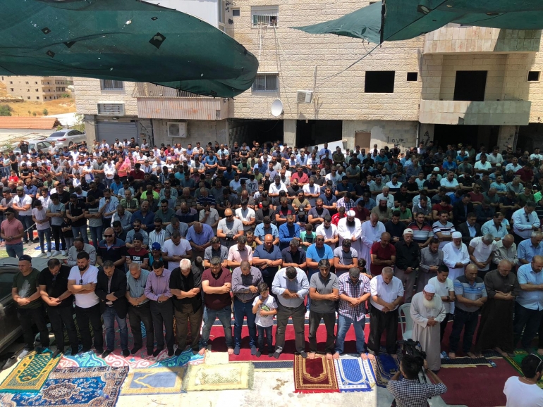 عشرات المقدسيين يؤدون صلاة الجمعة بإحدى البنايات المهددة بالهدم في القدس المحتلة