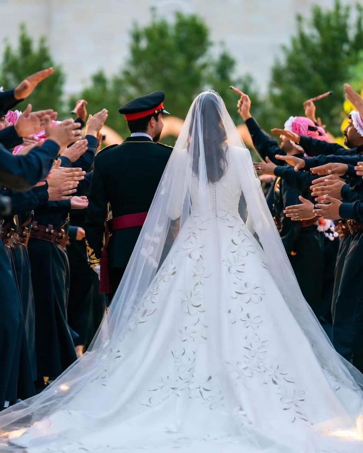 الملكة رانيا تنشر صور جديدة لولي العهد والأميرة رجوة الحسين : الله يهنيكم وتبقى الفرحة مزينة قلوبكم