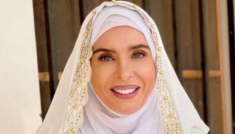 دينا ترتدي الحجاب ..  ما القصة؟