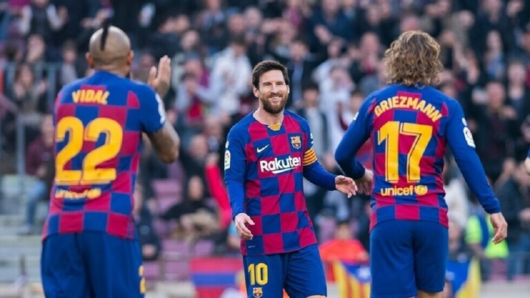 بادرة رائعة لميسي ورفاقه تجاه فريقهم برشلونة
