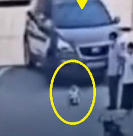 فيديو مروع ..  شاهد ما فعلته هذه السيارة بطفلة وفرار رجل من المكان