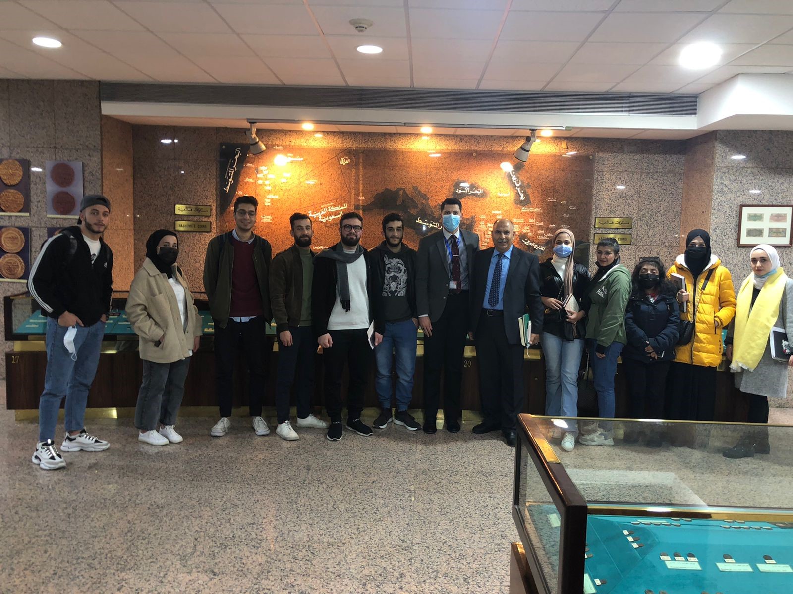 طلبة قسم العلوم المالية والمصرفية في جامعة فيلادلفيا في زيارة للبنك المركزي الأردني