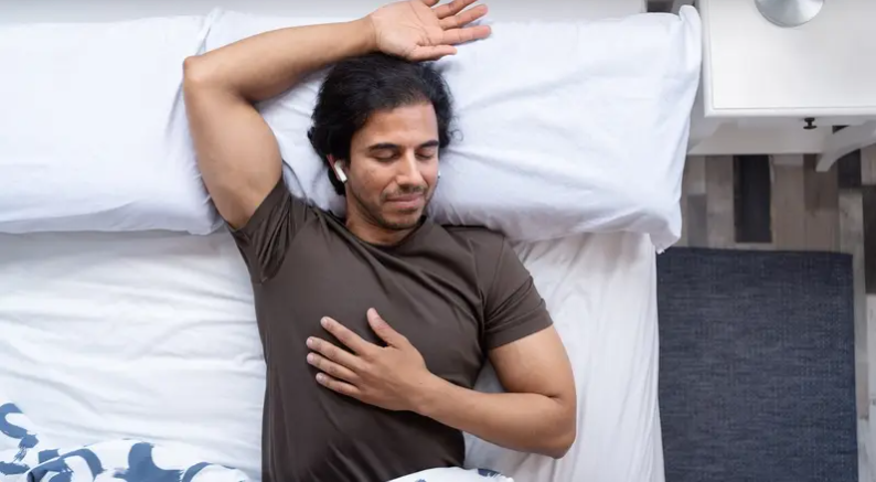 طبيب أعصاب يحذر ..  النوم بسماعات الأذن قد يؤدي إلى الخرف