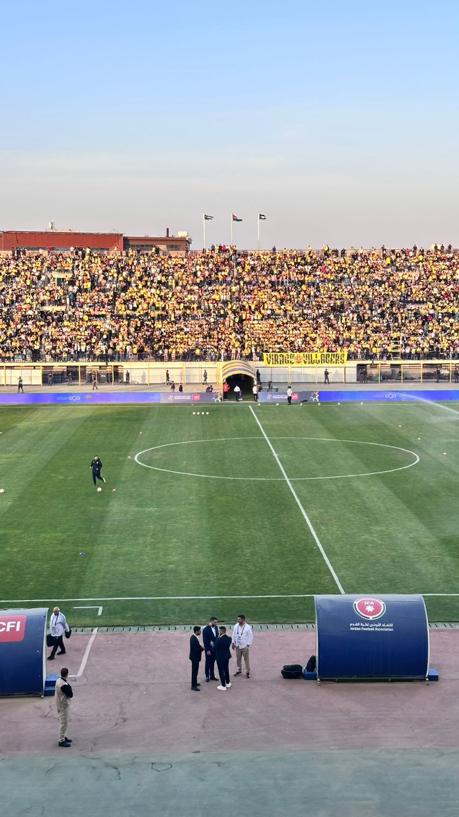 الجماهير تملئ المدرجات وو أجواء حماسية قبيل مباراة الحسين والفيصلي ..  صور