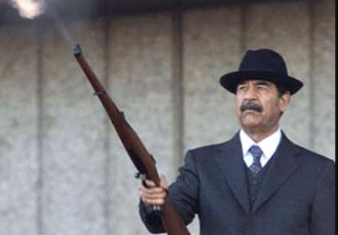 فيديو للتاريخ  ..  عندما أصدر الشهيد "صدام حسين" أمراً بتدريب الوزراء على "حمل السلاح"