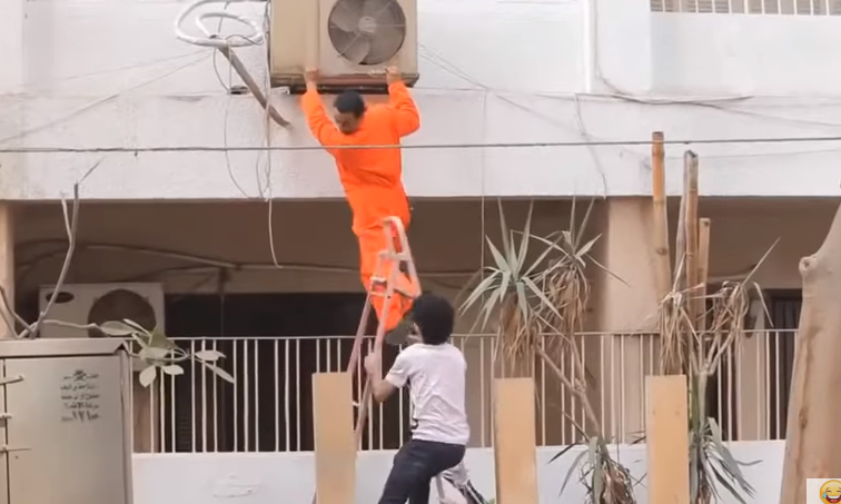 بالفيديو  ..  كاميرا خفية لن تقاوم الضحك 
