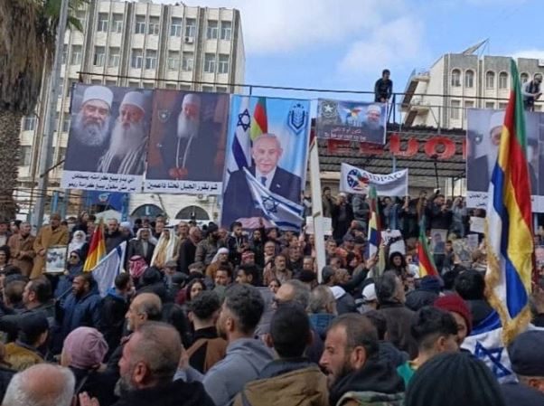 بالفيديو ..  تظاهرة في السويداء ترفع صور نتنياهو وعلم الاحتلال 