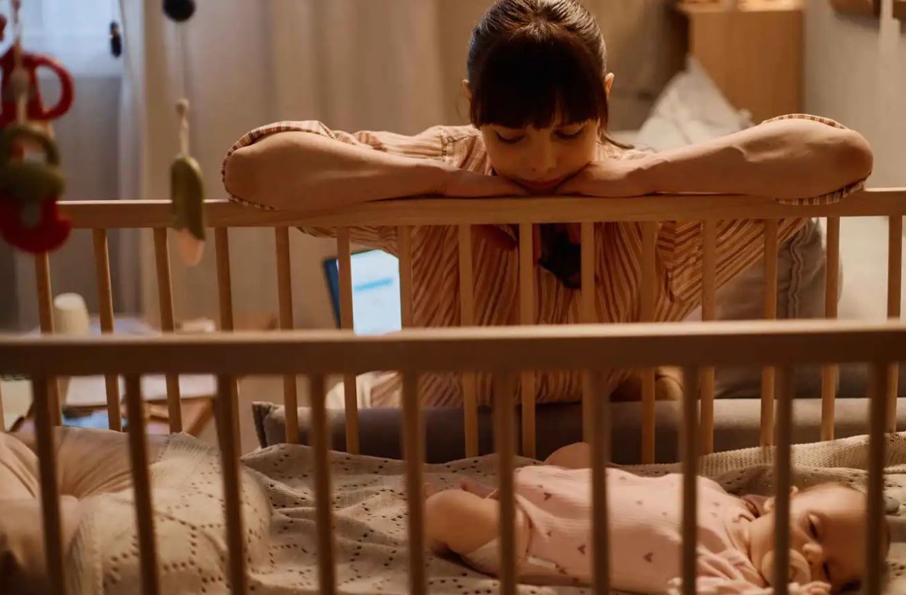 "بكاء وهمي" ..  لماذا تسمع الأم صوت رضيعها بينما هو نائم بسلام؟   