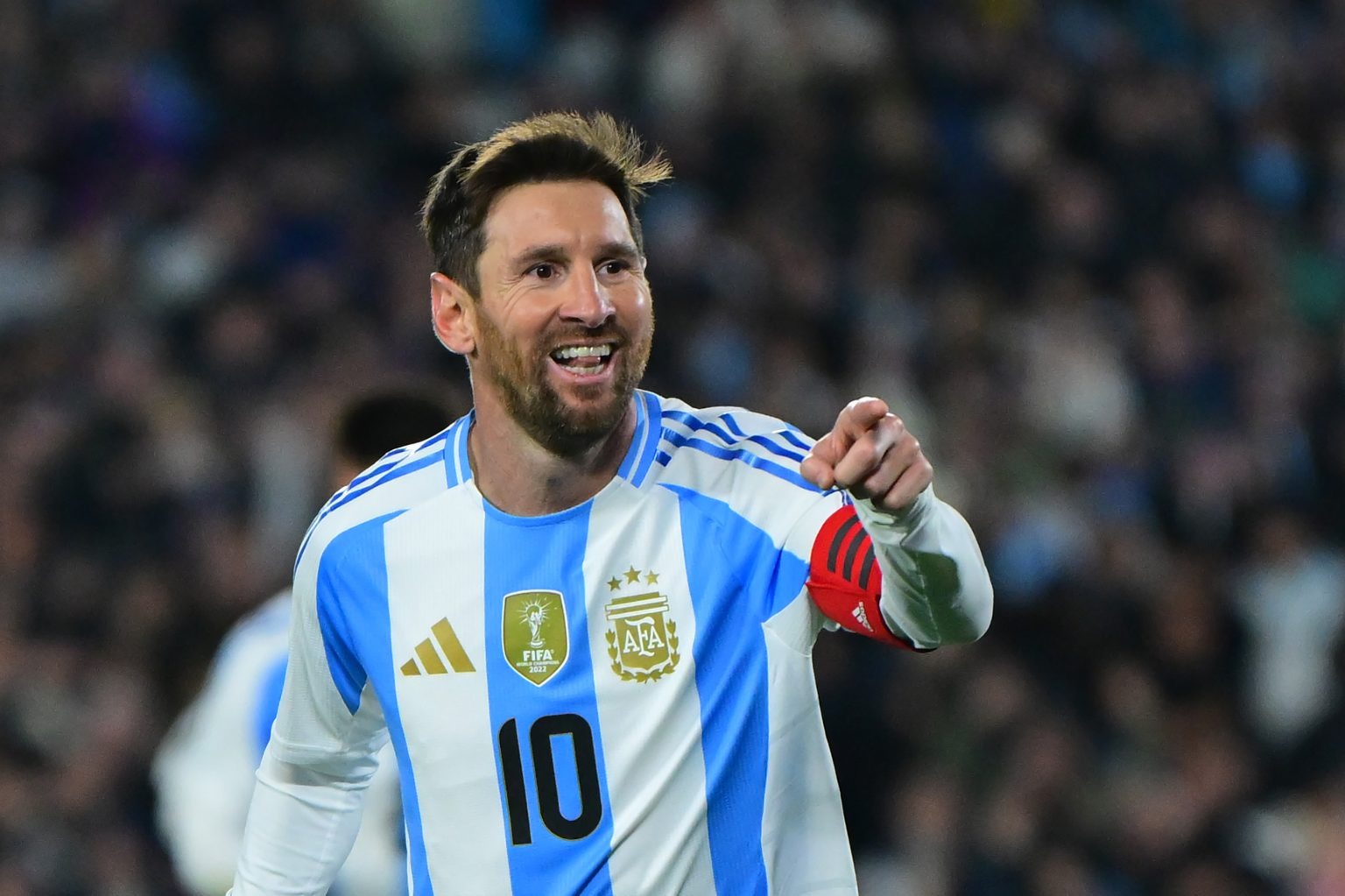 لقطة جدلية ..  هل حاول حكم نهائي كأس العالم مساعدة الأرجنتين أمام إسبانيا؟