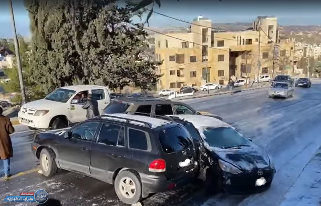 بالفيديو  ..  انزلاق السيارات في الكمالية و صويلح بسبب الانجماد