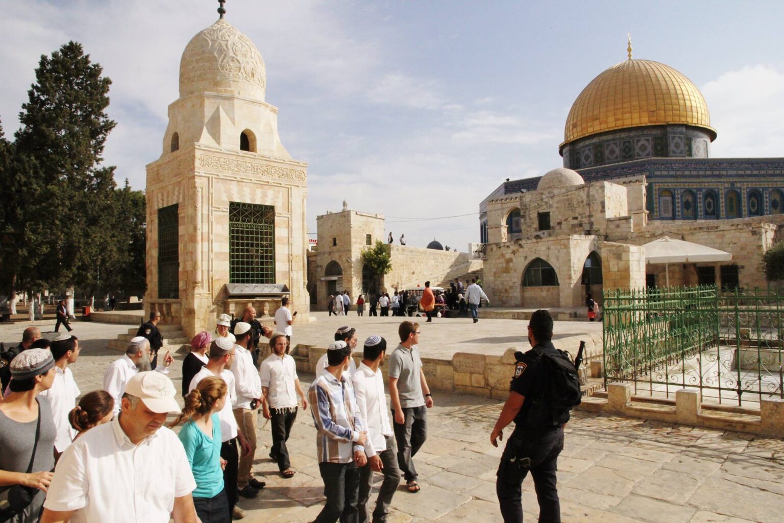 مستوطنون يقتحمون باحات المسجد الأقصى وسط حماية قوات الاحتلال
