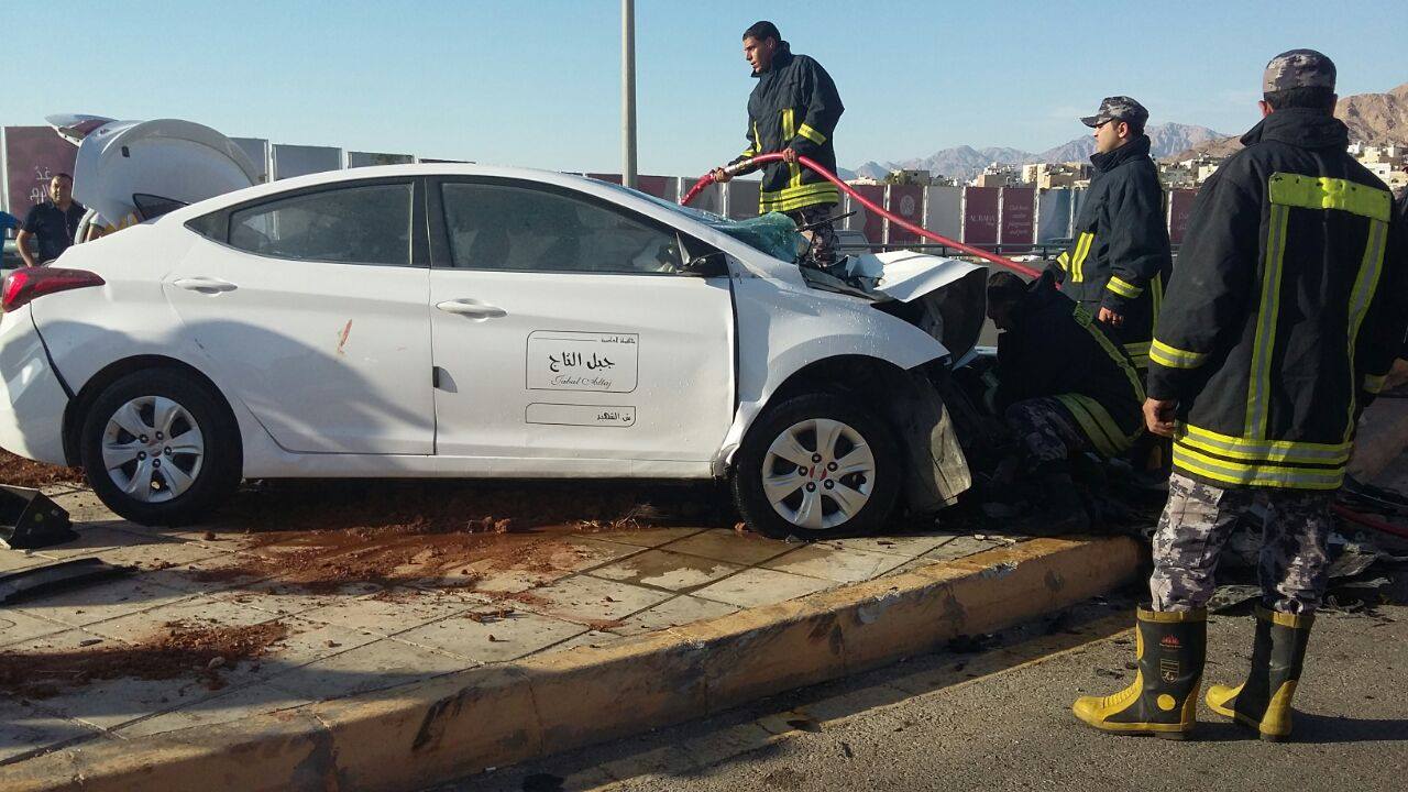 بالصور .. وفاة شاب واصابة اخر بحادث سير بالعقبة