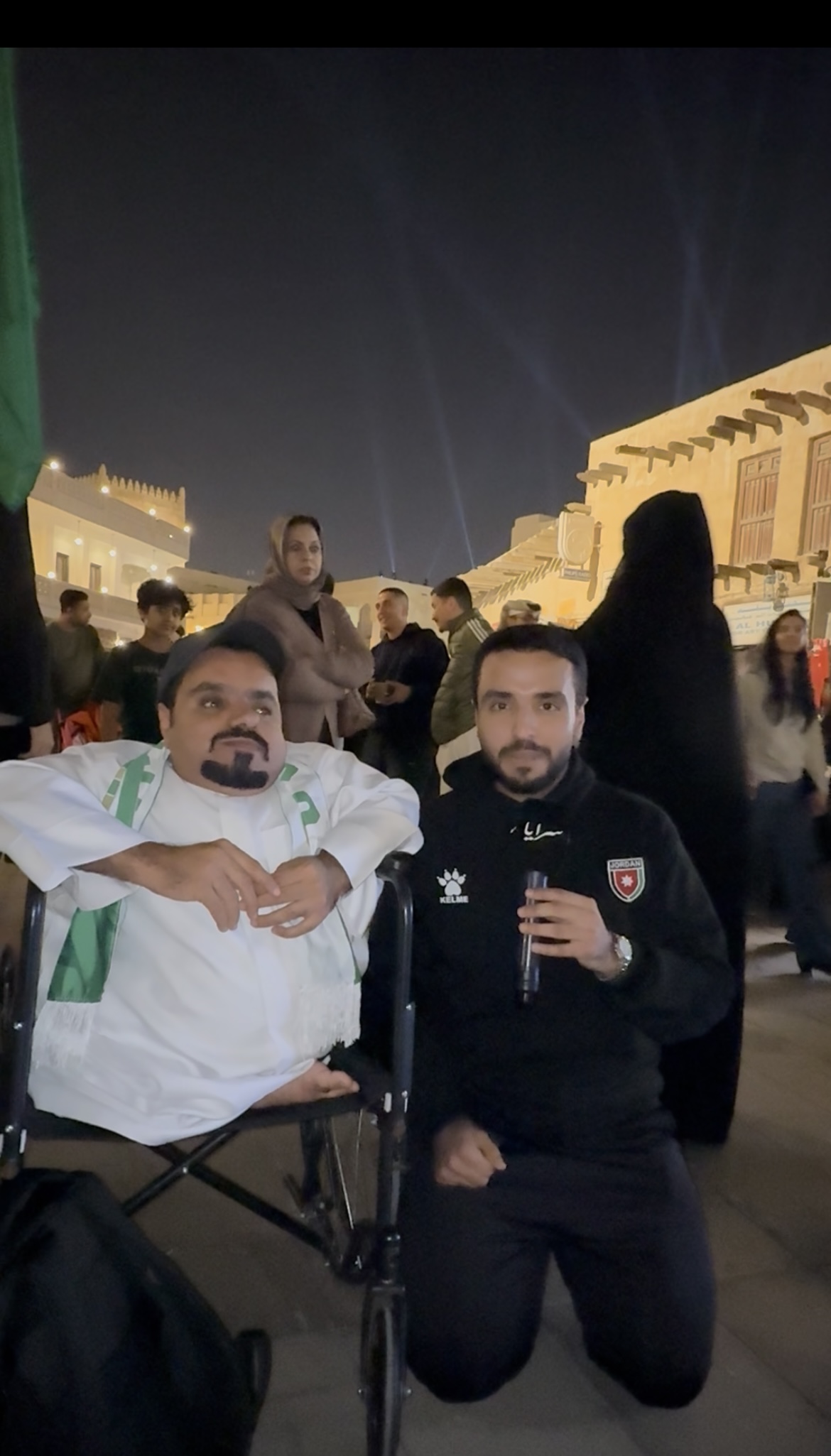 رغم الإعاقة الحركية ..  يستمر صاحب الهمة "محمد الكربي" بمتابعة كأس العرب وأجوائه الجميلة