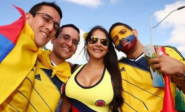 بالصور  ..  جميلات كولومبيا يتفوقن على إنجلترا وإيطاليا في حرب المدرجات