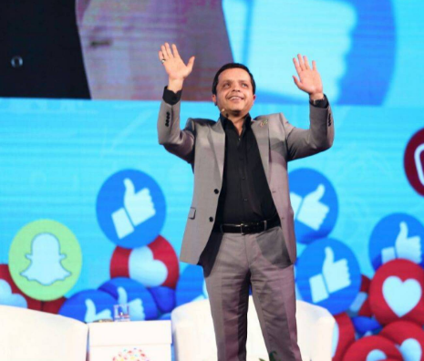 بالصور .. محمد هنيدي يثير ضجة بسخريته من قصر قامته ..  شاهدوا ماذا فعل