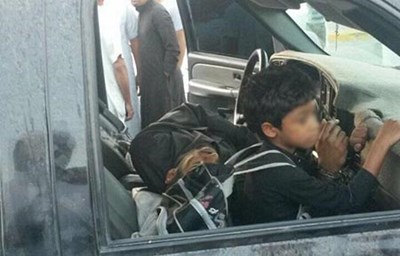 الشرطة السعودية تكشف حقيقة صورة السعودي الذي ربط نفسه وابنه بالسلاسل داخل سيارته