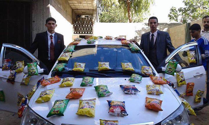 غزة : عريس يزين "سيارة الزفة" بأكياس الشيبس
