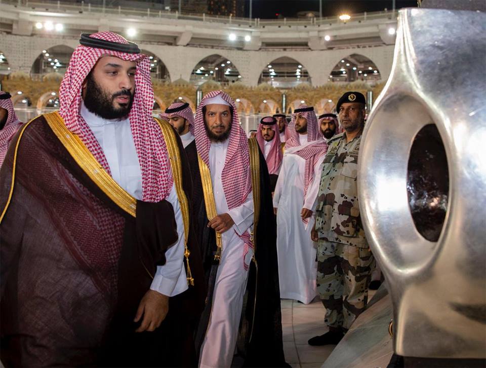بالفيديو والصور  .. هاشتاغ "محمد بن سلمان في الحرم المكي" يثير مواقع التواصل الاجتماعي 