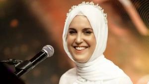 بعد اعتناقها الإسلام ..  نجمة إنجليزية تبهر الجمهور بأدائها أغنية 'طلع البدر علينا'