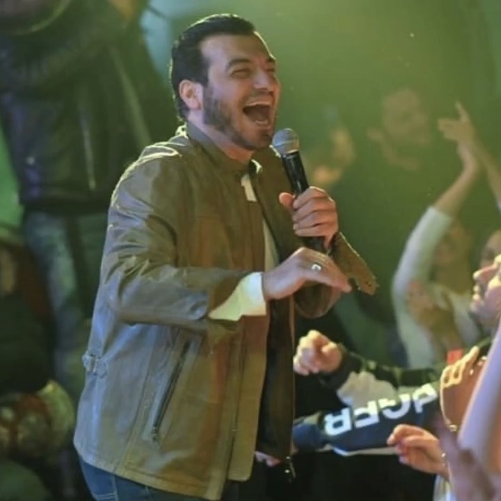 سر إحياء إيهاب توفيق حفلا غنائيا بعد أيام من وفاة والده