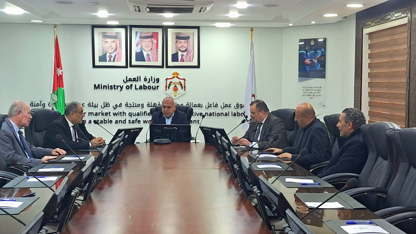 توقيع عقد عمل جماعي لتحسين المزايا الوظيفية لـ 160 عاملا وعاملة في شركة لصناعة الأدوية