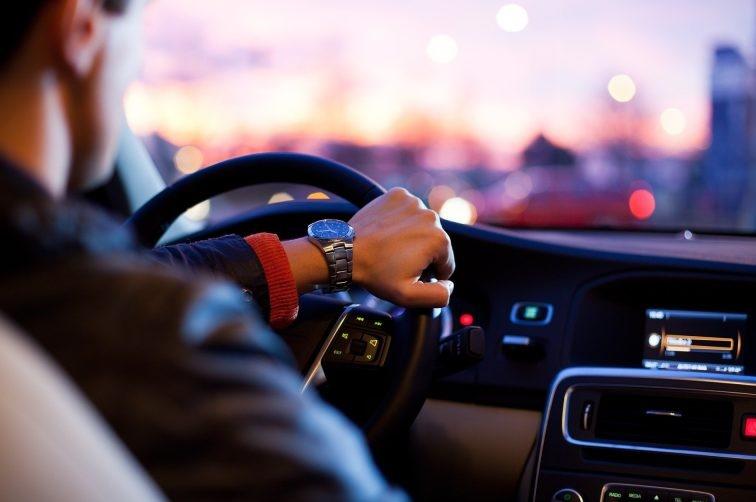 4 أخطاء شائعة تقضي على محرك سيارتك