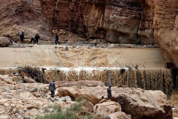  كيف انقذ العجالين وابو رمان والشهداء العبادي والعلي أكثر من 28 مصابا بحادثة البحر الميت؟  ..  "تفاصيل"