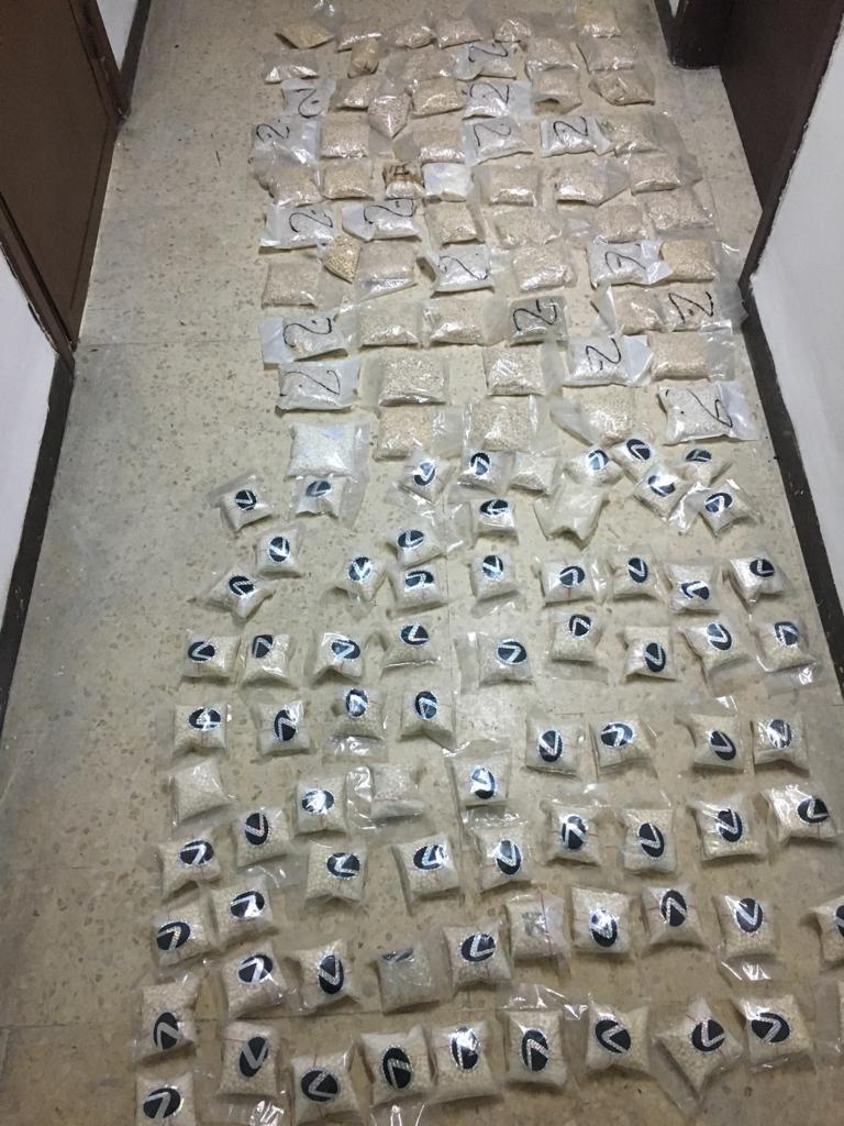 بالفيديو ..  ضبط 200 الف حبة كبتاجون مخدرة أخفيت بطريقة سرية داخل عبارة باحدى مناطق اقليم الجنوب