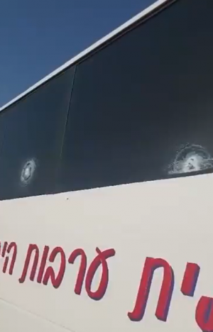 اعلام عبري: إصابة 3 أشخاص بإطلاق نار على حافلة شمال مدينة أريحا