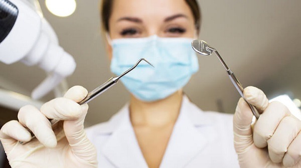 مطلوب طبيبه او طبيب اسنان للعمل