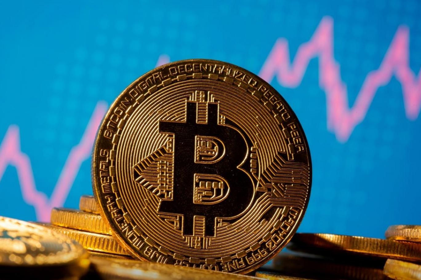 بعد الانتكاسات الكبيرة "بيتكوين" تمحو خسائر السنة 