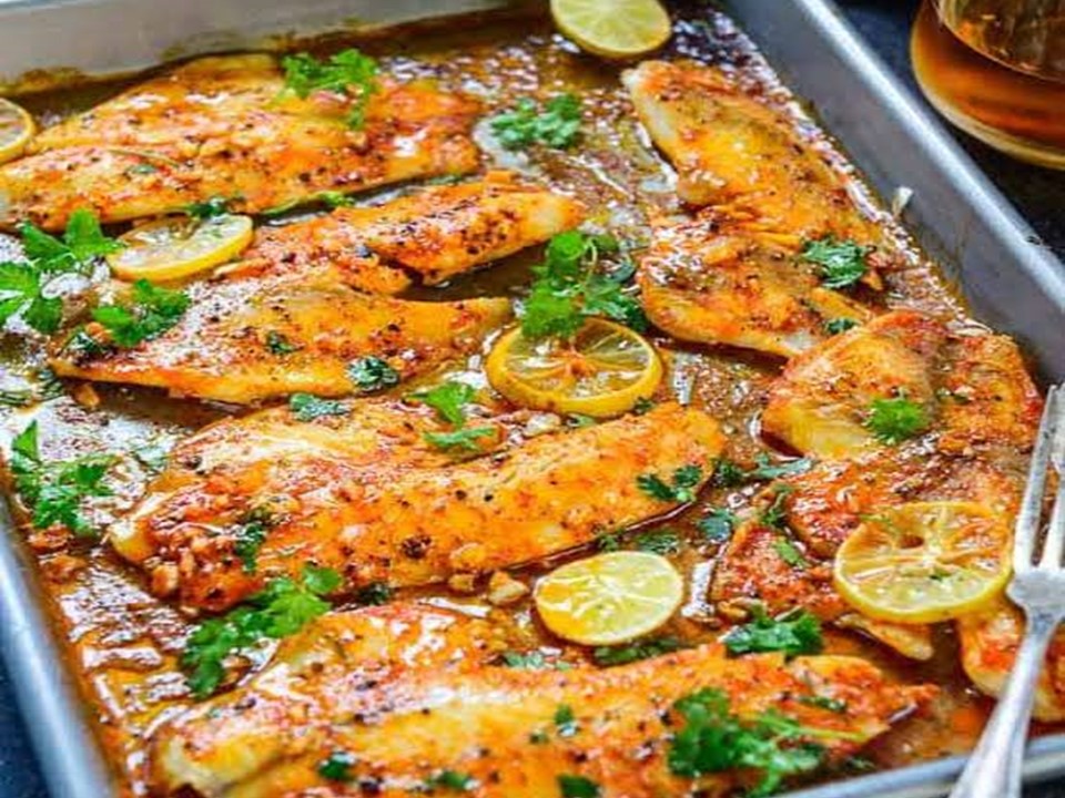 صينية فيليه السمك بصلصة الطماطم والجزروالليمون