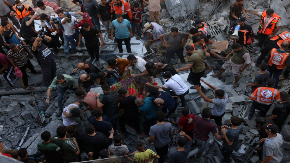 تحلل جثث تحت الأنقاض لصعوبة الوصول إليها بقطاع غزة 