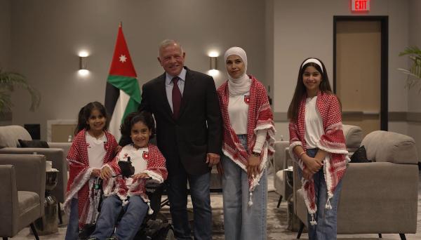 الملك يلتقي الطفل شهم في تكساس ويدعوه لحضور مباراة النشامى أمام الأرجنتين