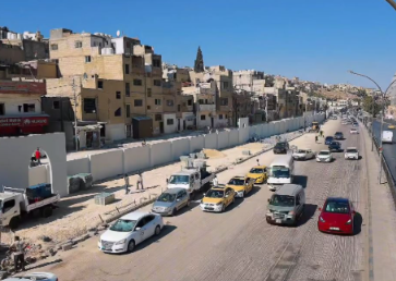 سكان المحطة يطالبون أمانة عمّان بإنشاء درج ثالث لتسهيل الوصول إلى جسر المشاة مقابل مجمع رغدان