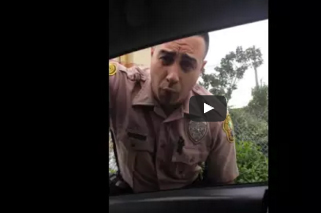 بالفيديو  .. أمرأة توقف وتستجوب رجل شرطة لتجاوزه السرعة القانونية