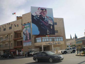 عضو بمجلس بلدي "مأدبا" تعتصم لوحدها امام  مبنى البلدية احتجاجاً على القرارات