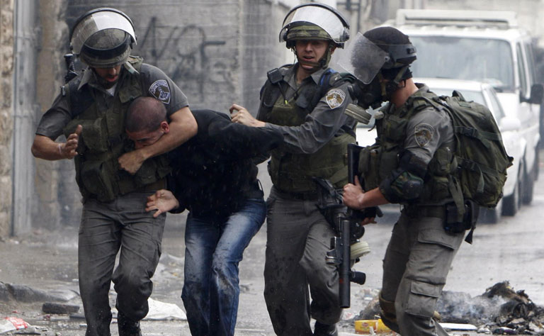 قوات الاحتلال تعتقل شابين في القدس