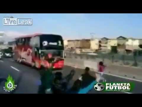 بالفيديو .. حافلة المنتخب التشيلي كادت تصدم مشجعة "مجنونة"