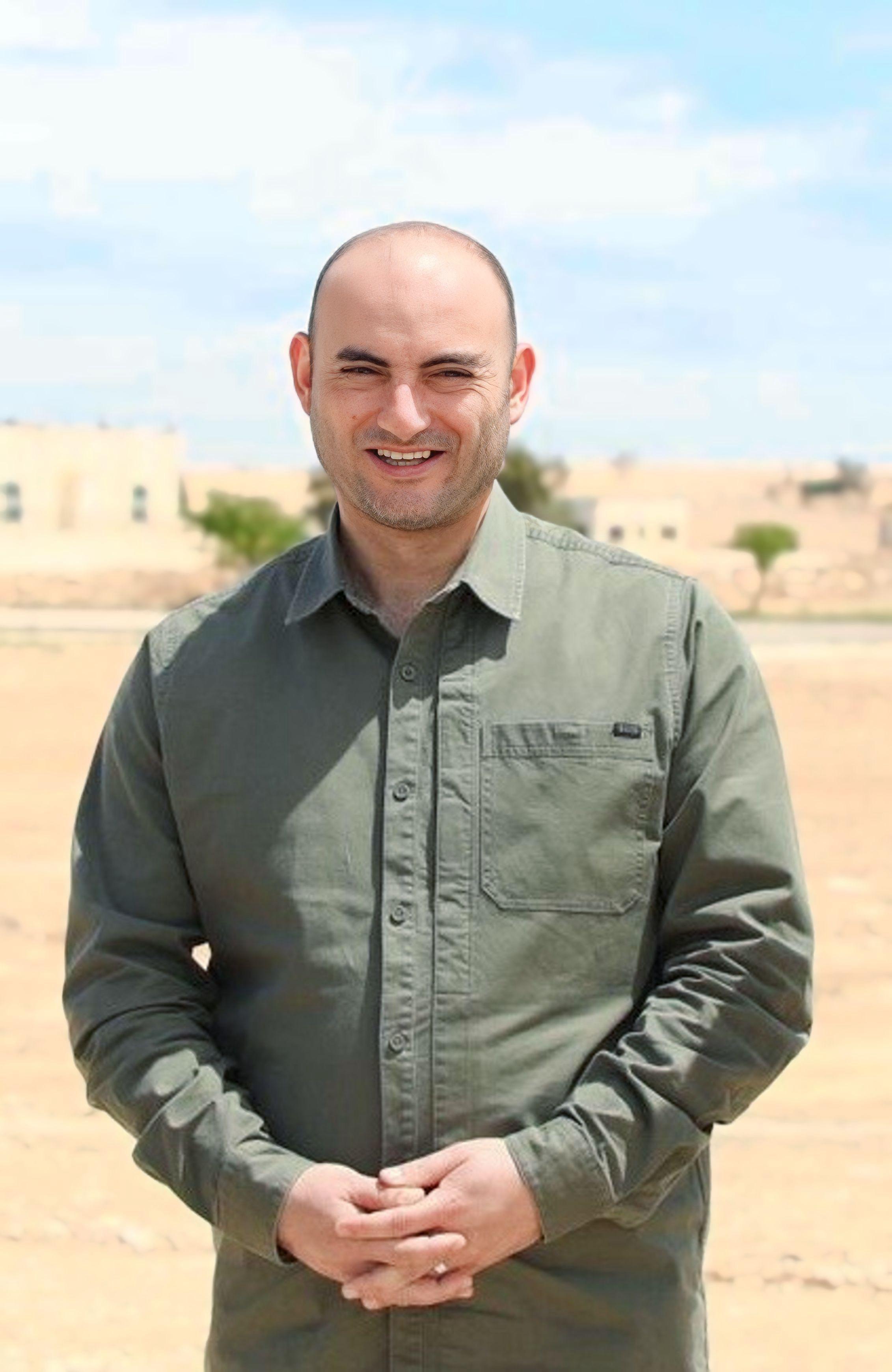 الزميل عبدالله عويضه يهنئ المقدم محمد البطاينة